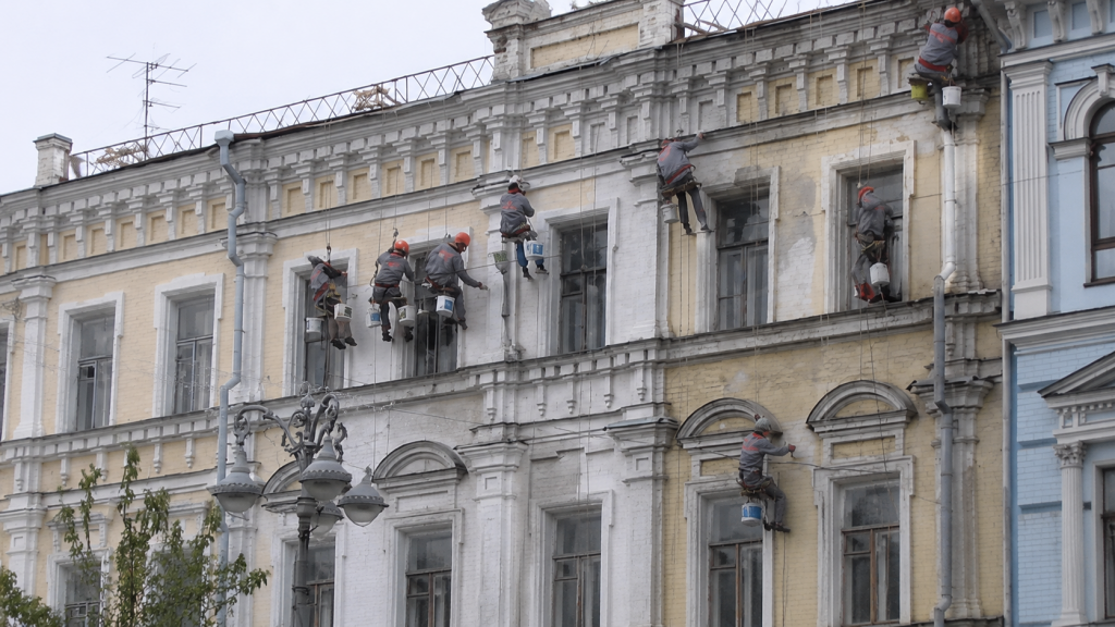 Ремонт фасада альпинистами